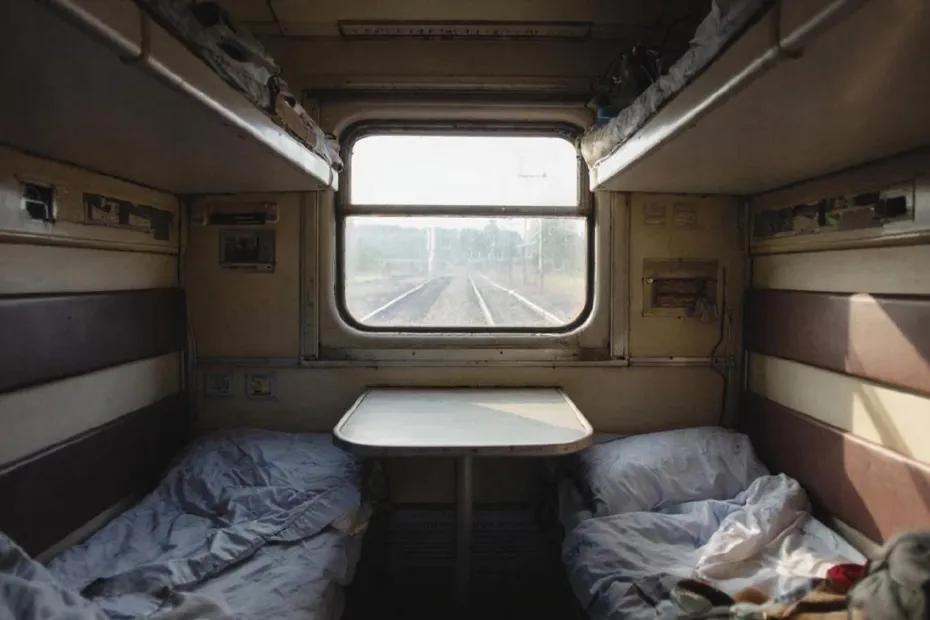 Захожу в поезд, а моё купе заперто изнутри, и проводница начинает кричать