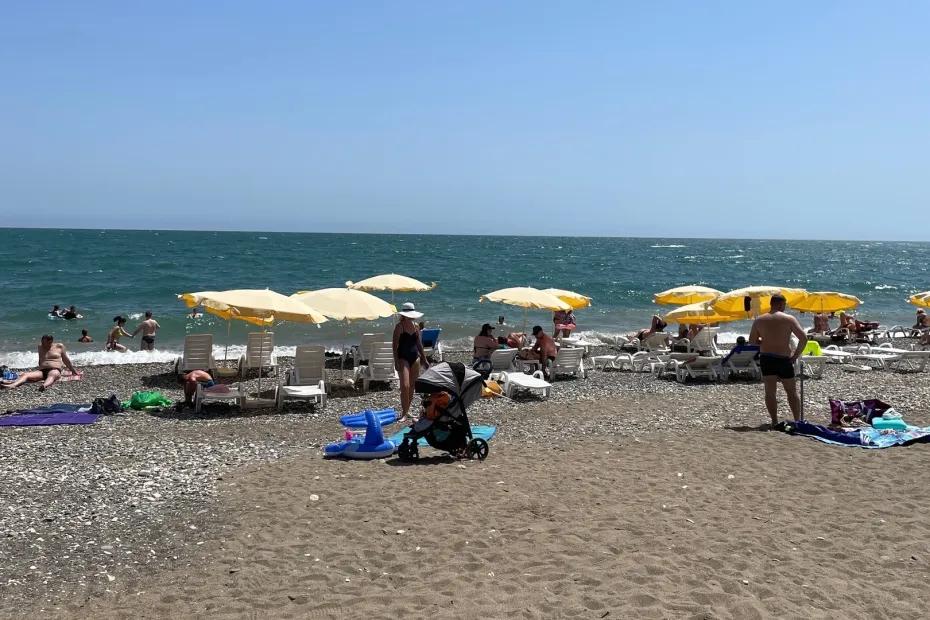 &laquo;Попрошайки и разгромленные дома&raquo;: россияне делятся честными отзывами об отдыхе в Абхазии