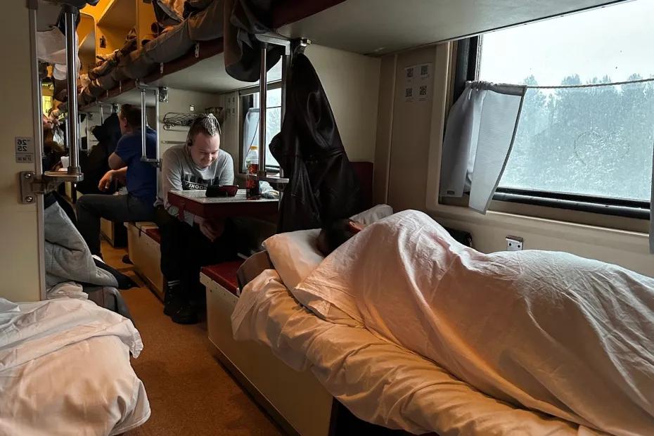 Удобнейшее место в плацкарте РЖД, которое многие избегают - а зря