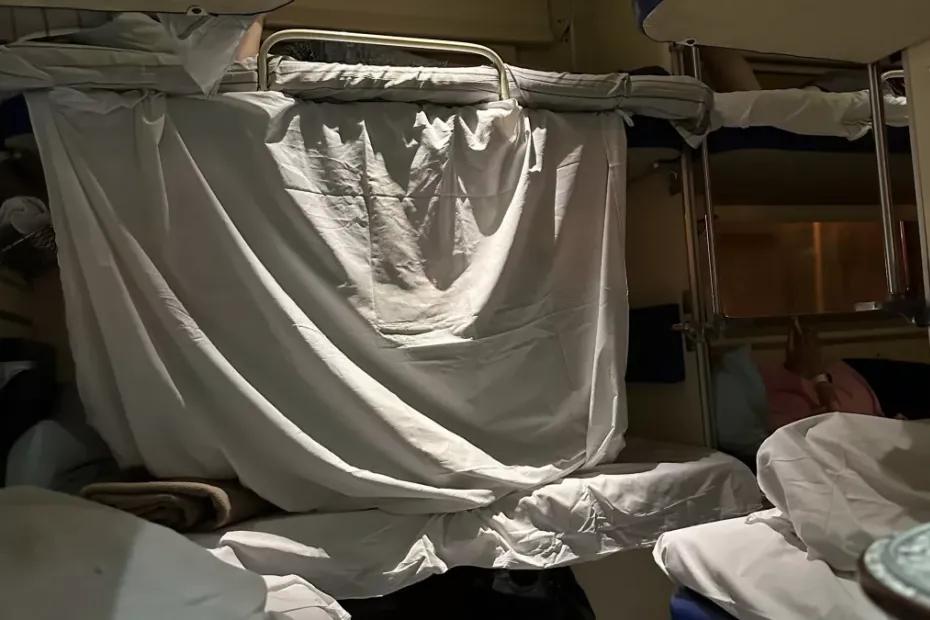 Людям делают хорошо, а они все ломают: куда из поездов пропали те самые шторки для приватности