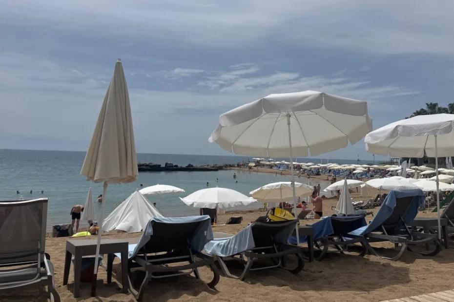 Зелёное море и пещерные люди кругом: туристы поделились честным отзывом о популярном курорте