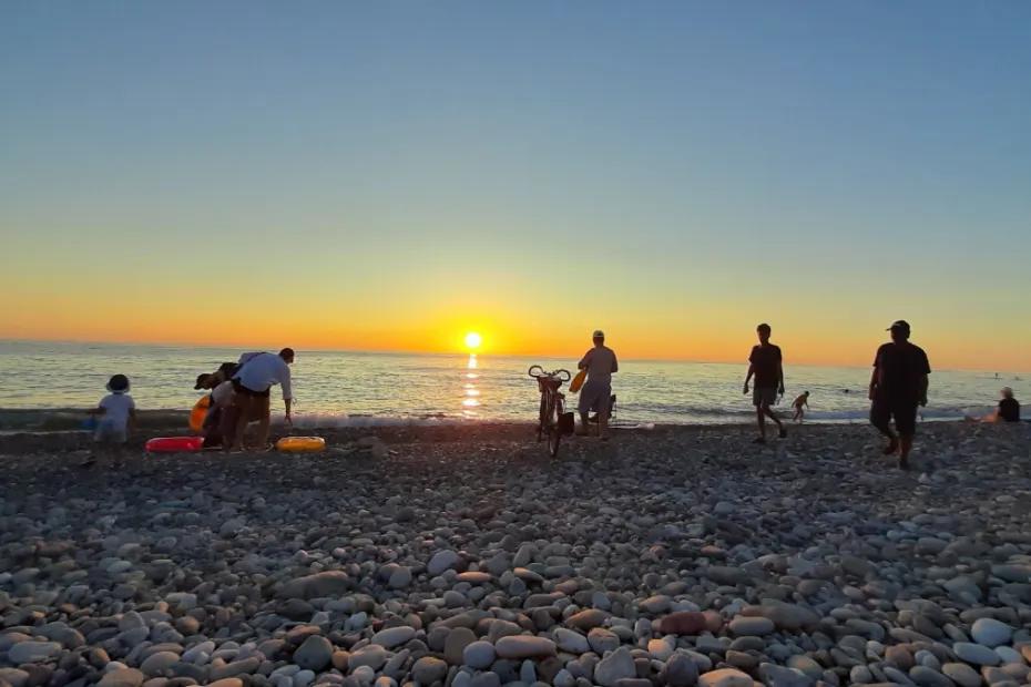 Азовское море затмило черноморские курорты: россияне выбирают теплую воду и советские цены в новом месте