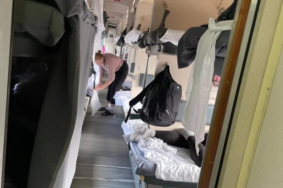 &laquo;В 7 утра с верхней полки слезла попутчица и стала будить меня, чтобы я уступил ей место&raquo; - на чьей стороне закон