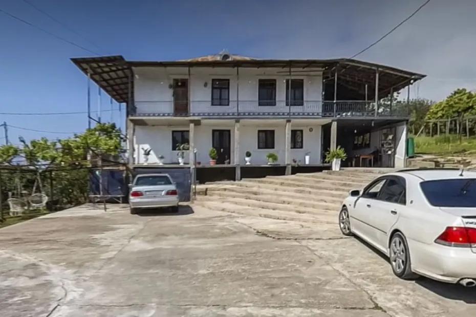 Живут в руинах, но ездят как короли: почему в Абхазии у мужчин &laquo;работы нет&raquo;, но машины как у миллионеров