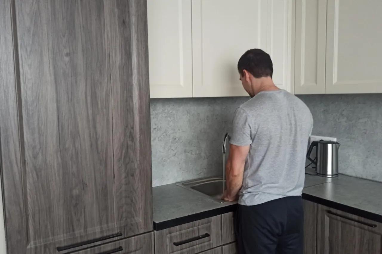 Громоздкие шкафы на кухне уходят в прошлое: французский способ поднять потолок и облегчить интерьер без лишних трат