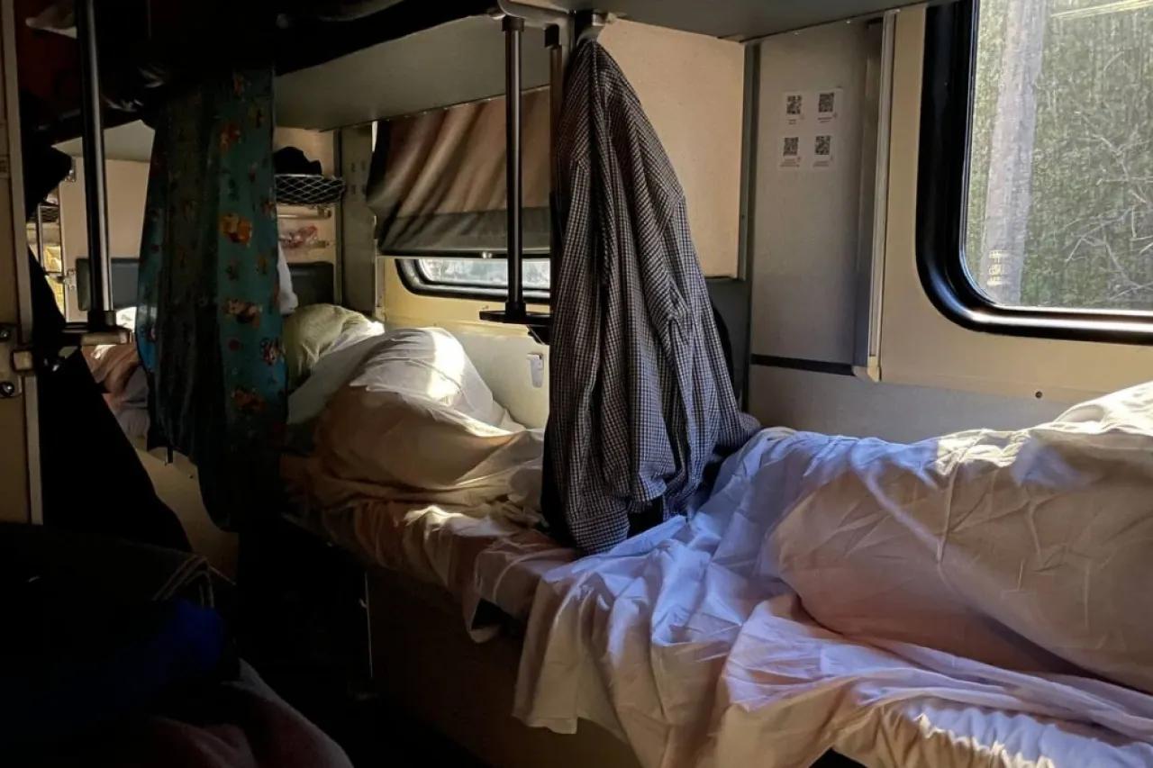 &laquo;Выключайте свет, мне мешает&raquo; - мужик осадил девушку, но неожиданно за неё вступилось всё купе