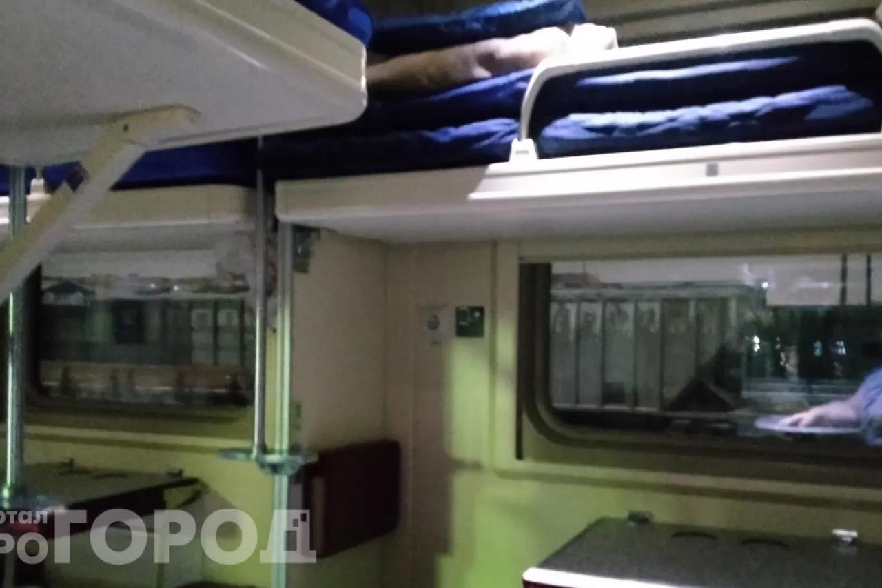 &laquo;Вы молодая, потерпите&raquo;: женщина с дочкой ела на полу в плацкарте - как пассажиры держатся за свои полки