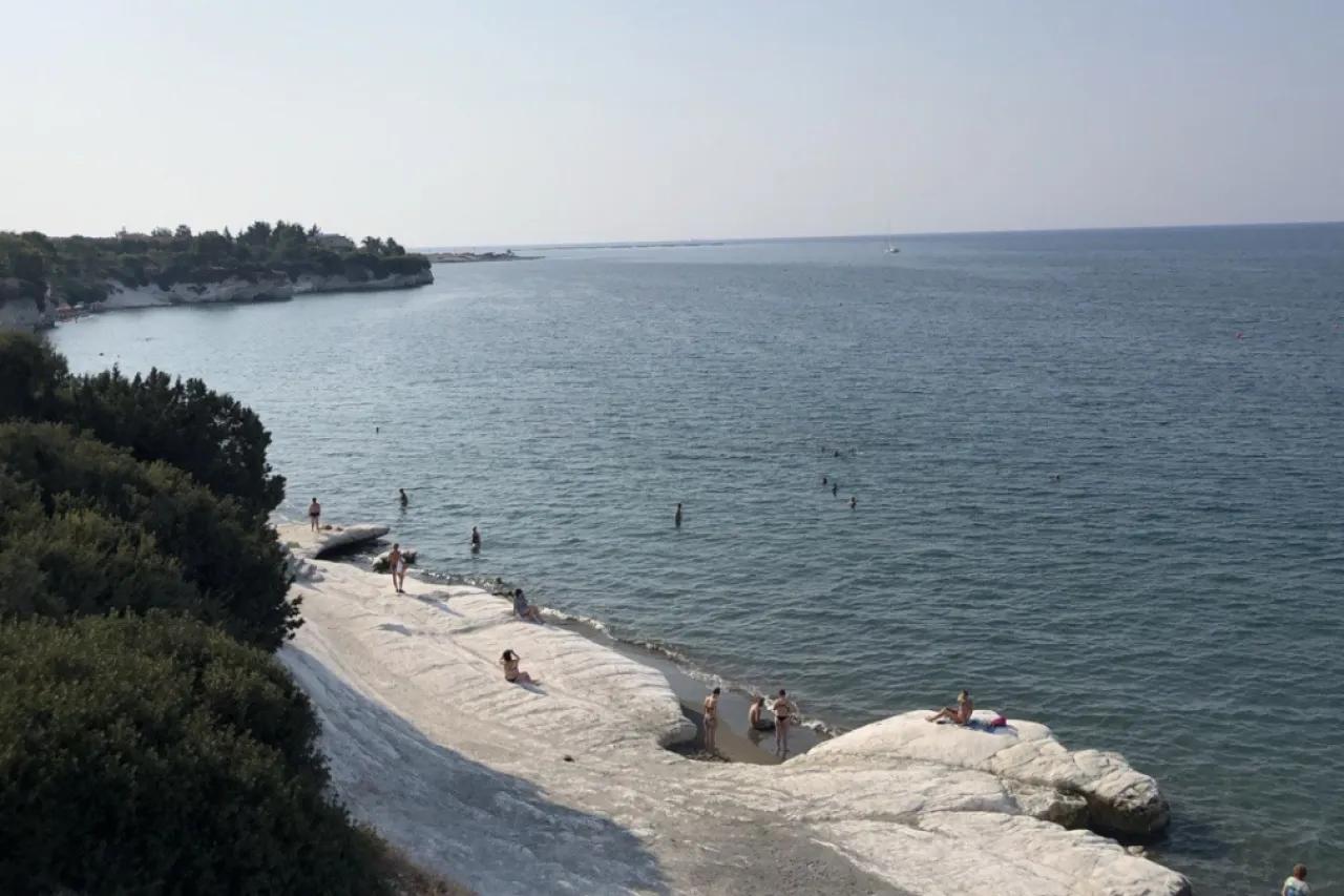 7 курортов с морем, куда удобно ехать пенсионерам - лето по цене от 800 рублей в сутки: здесь тихо, красиво и дешево