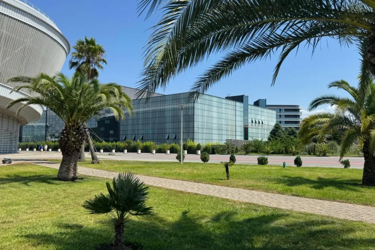 Пляжи грязные, работы нет, цены как в Сочи: почему этот курорт Краснодарского края называют черной дырой