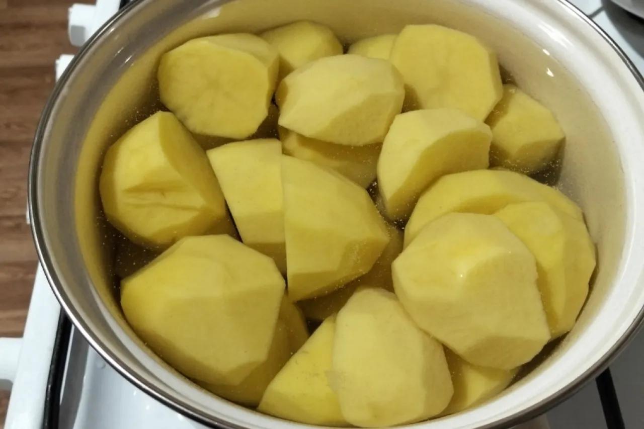 Перестаньте заливать картошку водой как придется: 3 секрета идеального пюре от опытной хозяйки