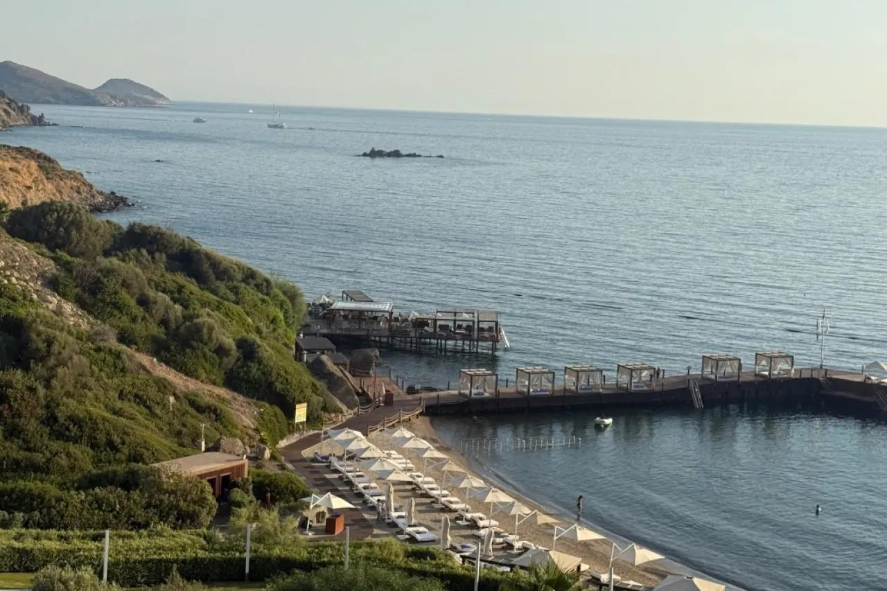 За копейки и с теплым морем: 10 курортов с морем, куда рванули все пенсионеры после зимы - не только на дачу