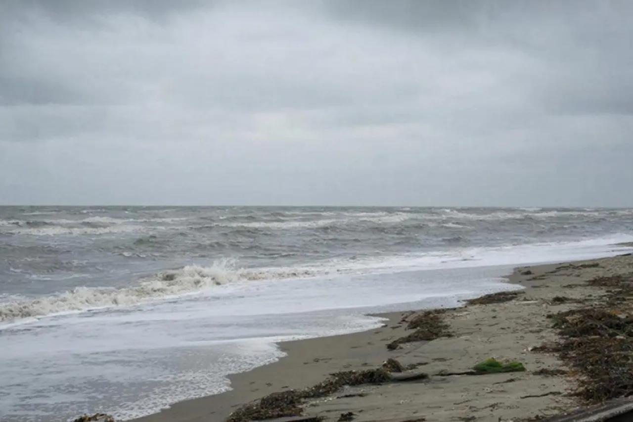 Толпы народа, канализация в море и серый песок: честный отзыв туристов о трендовом российском курорте