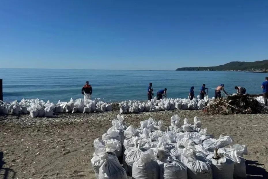 В Туапсе снова тушат пожар на нефтеперерабатывающем заводе после атаки беспилотников: летний отдых под угрозой