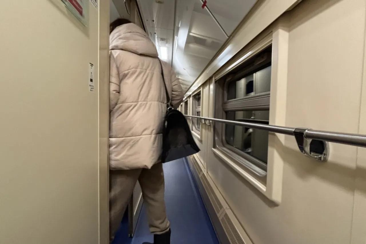 В 6:59 с верхней полки слезла дама и потребовала мое место со ссылкой на закон: проводница объяснила, кто на самом деле прав