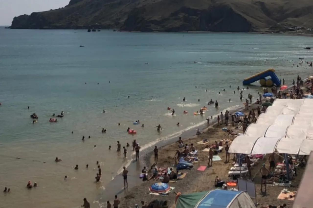 Вода по колено, а туристов - море: как Алушта встречает начало курортного сезона-2026