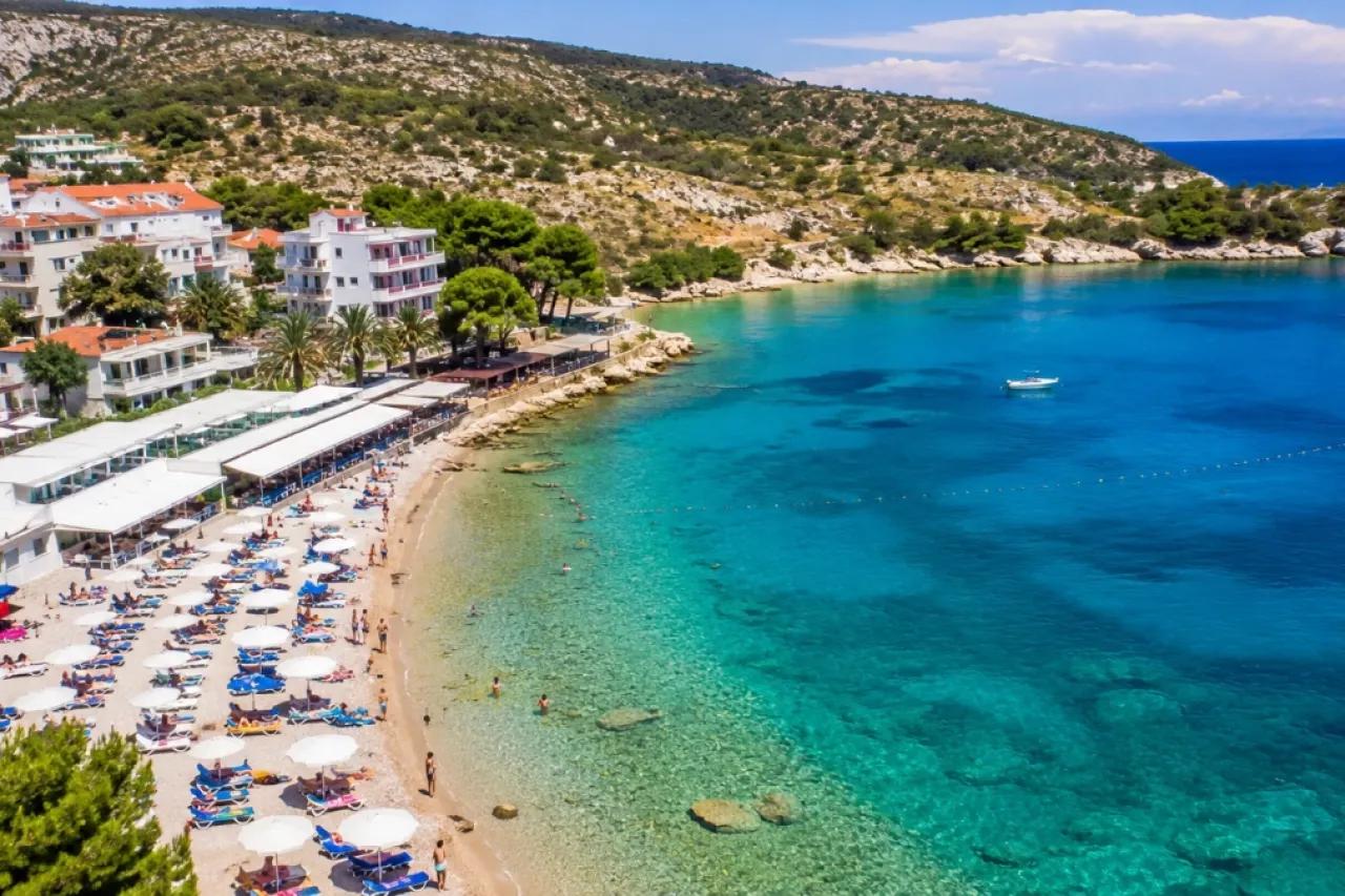 4 часа - и в раю: курорт с лазурным морем, куда лететь в июле за копейки - отдых от 16 тысяч на двоих