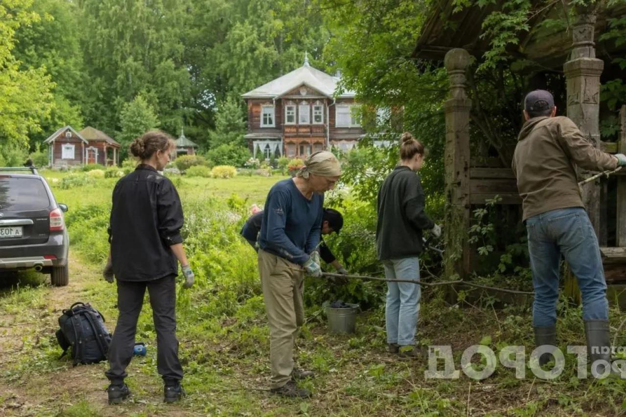 Купил заброшенный терем в глуши 15 лет назад: показываю во что превратилась руина после долгой работы