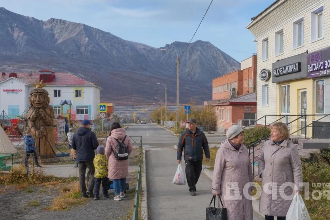 Жизнь за колючей проволокой: почему люди остаются в северном поселке с двумя колониями по соседству