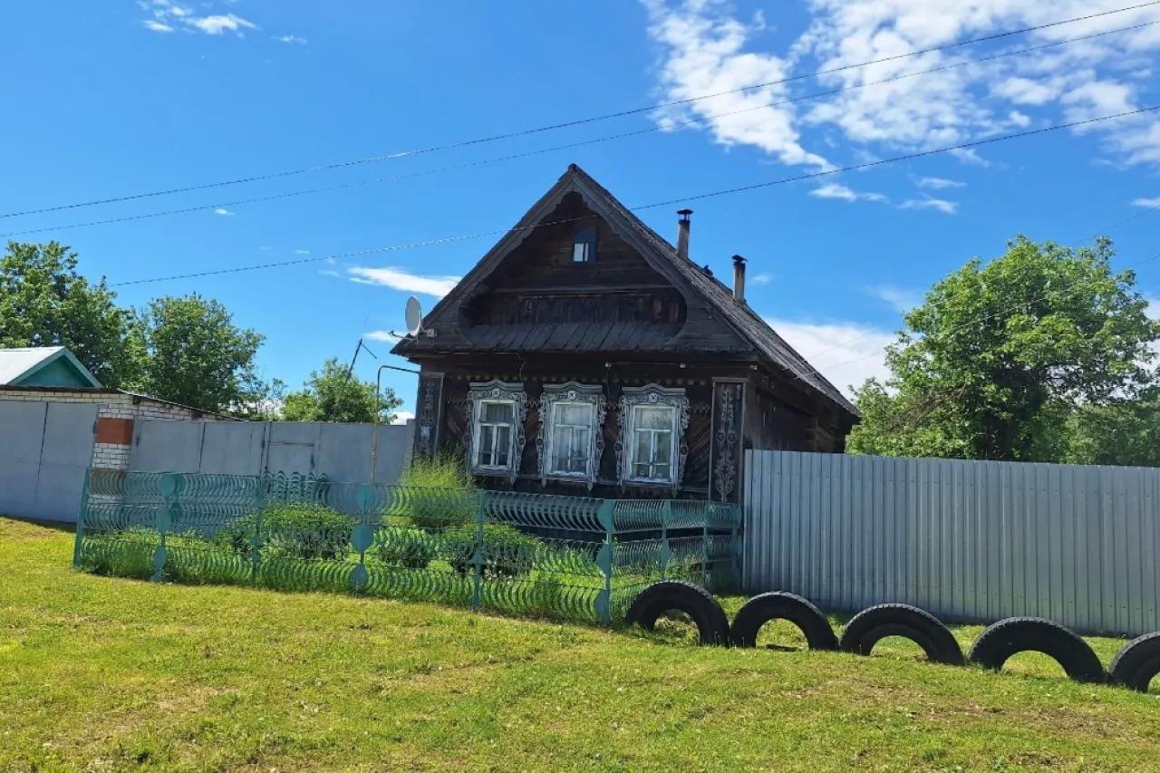 Зачем деревенские жители красили подоконники в синий: секрет, который актуален даже в 2026 году