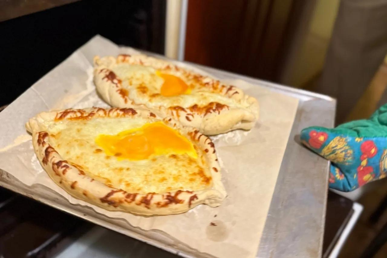 Лаваш режу тонкой &laquo;лапшой&raquo;, заливаю яйцами и посыпаю сыром: завтрак как хачапури - с золотой корочкой