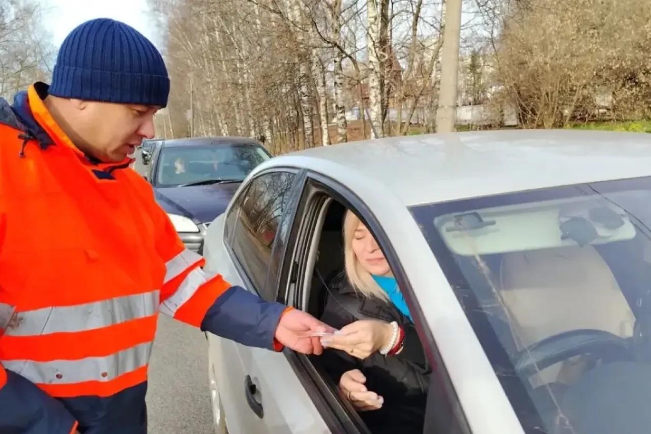 Железнодорожники напомнили кировским автомобилистам правила дорожного движения при пересечении путей