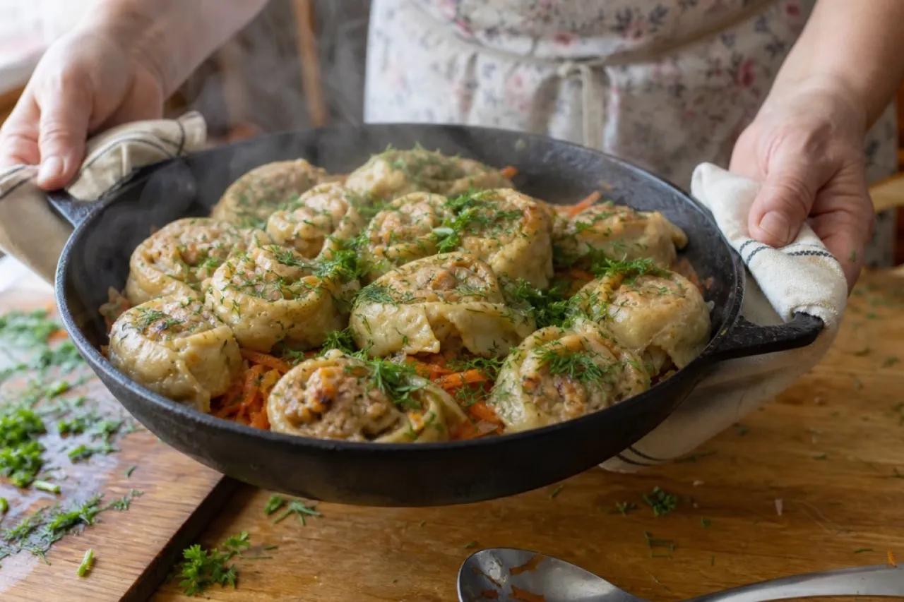 Ленивые манты без лепки: готовлю сочный рулет с мясом за полчаса без мантоварки