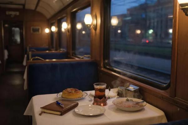 Поужинали в вагоне-ресторане и ахнули: чем кормит своих пассажиров РЖД - и сколько стоит полноценный обед