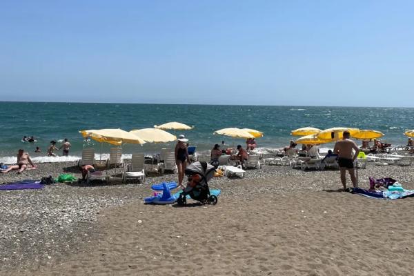 &laquo;Попрошайки и разгромленные дома&raquo;: россияне делятся честными отзывами об отдыхе в Абхазии