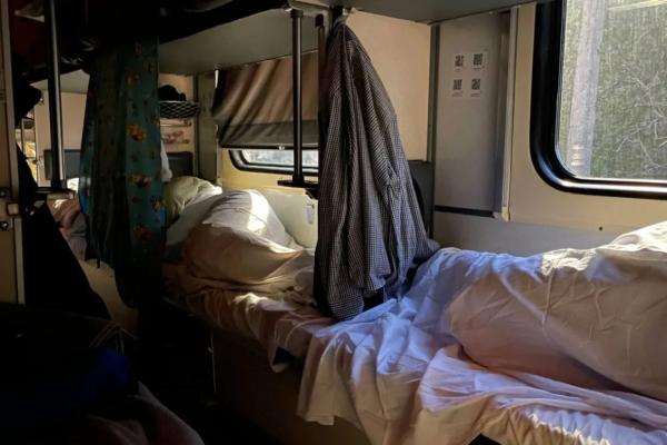 &laquo;Выключайте свет, мне мешает&raquo; - мужик осадил девушку, но неожиданно за неё вступилось всё купе