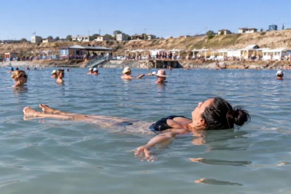 Забытый курорт России удивляет с порога: солёная вода, лечебная грязь и арбузы на каждом шагу