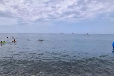 «Купаться невозможно, все сидят на берегу»: Черное море преподнесло неприятный сюрприз туристам