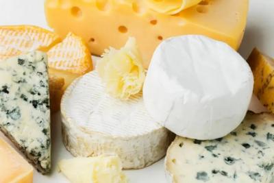 Научился отличать настоящий сыр от сырного продукта: вот лайфхаки, которые помогут избежать покупки подделки