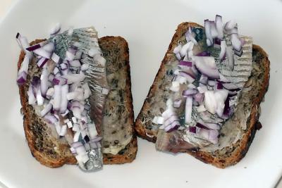 Все подруги давно делают по моему рецепту: селёдка пряного посола вкуснее, чем с рынка, - нужно знать всего одну хитрость