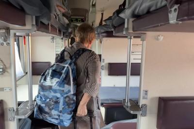 Вошли в вагон, а наши полки заняты, ехала с двумя детьми без места 5 часов - проводница просто отвернулась и ушла в свое купе