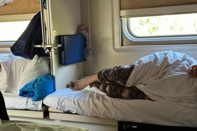 «Ровно в 6:59 с верхней полки спустилась дама и потребовала мое место, ссылаясь на закон»: проводница объяснила, кто на самом деле прав