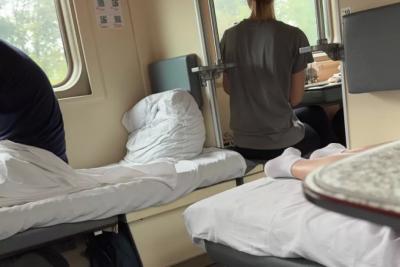 Не уступил место, отошел в туалет, возвращаюсь - а на постели пролитый чай, крошки хлеба и скорлупа от яиц