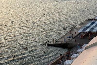 Купаться невозможно, люди просто скучают на берегу: Черное море преподнесло неприятный сюрприз туристам