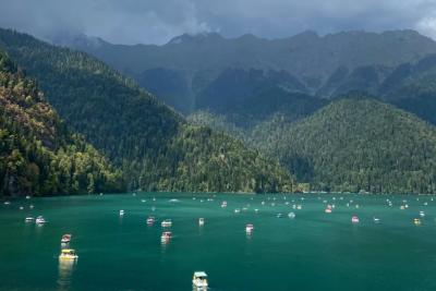 Живописная природа, алчущие денег местные жители, разруха, море с канализацией - честный отзыв россиян про поездку в солнечную Абхазию