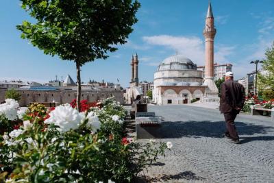 Куда уезжают россияне на самом деле: топ-8 стран и как там живётся