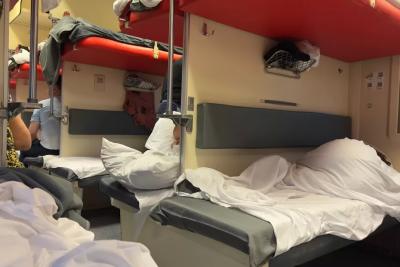 «Наглость - второе счастье». История из последней поездки на поезде. А мы снова готовимся проехать 54,5 часа, на этот раз в купе