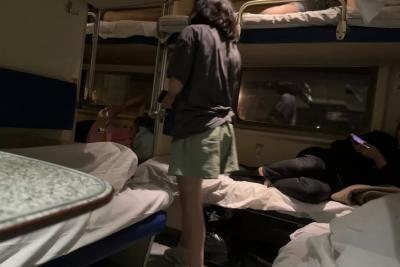 Скандал в поезде. Ребёнок утащил чужое, яжмать… похвалила. «А мы думали, это общее!» - его мать объяснила, почему я жадный