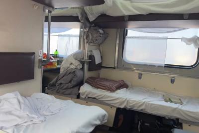 Девушка в откровенном наряде вызвала спор в купе: что разрешено по правилам РЖД