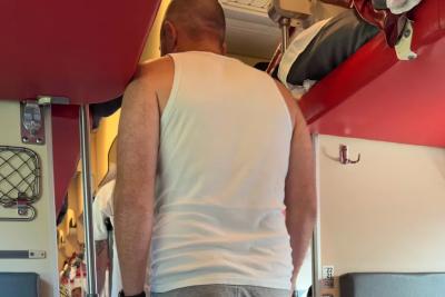 Поездка из Крыма в Питер обернулась стрессом: конфликт за багаж и странное поведение соседки