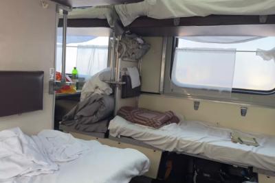 Соседка с верхней полки «захватила» нижнюю - я достал стул и спас себя от кошмара в купе: история из поезда