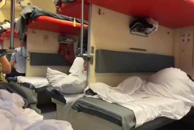 Соседи заняли столик в плацкарте и не пускают к еде: проверенные приёмы от опытного путешественника