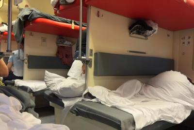 «Сначала я очень возмущалась»: вот как прошла поездка в плацкарте из Крыма в Петербург - соседка сверху дала жару