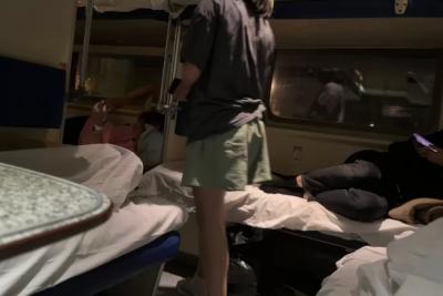 «Мало одежды, но много наглости»: попутчица клянчила нижнюю полку и еду - вот что ей ответил юрист