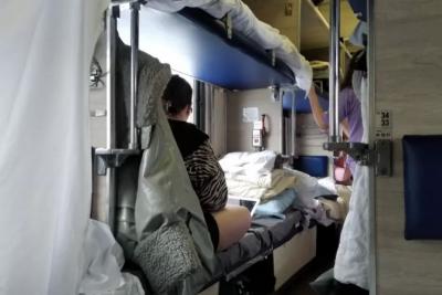 Соседка с верхней попросила поменяться местами, чтобы флиртовать с мужчиной. Заявила, что я разрушаю её личную жизнь