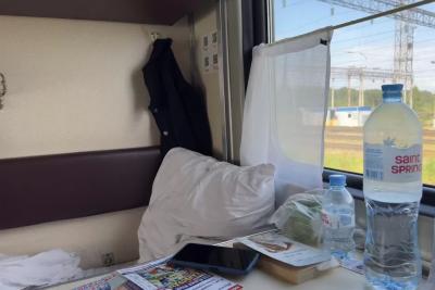 В купе ворвалась дама с ребёнком, поставила огромный баул на мою полку и заявила: «Садись!»