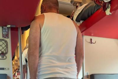 «Ваше место наверху, раз такие бедные»: пассажирка из купе накричала на попутчика, хотя он действовал по всем правилам